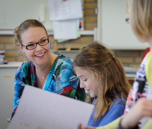 Leerkracht Gerda in de klas